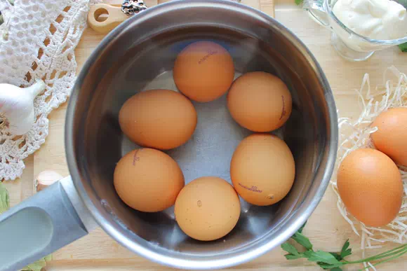 яйца фаршированные свеклой и чесноком рецепт фото 3